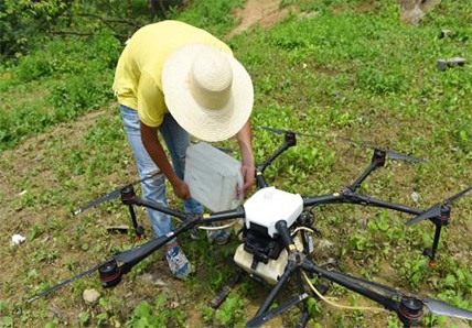 新邵縣3000余畝森林進(jìn)行無(wú)人機(jī)噴灑農(nóng)藥